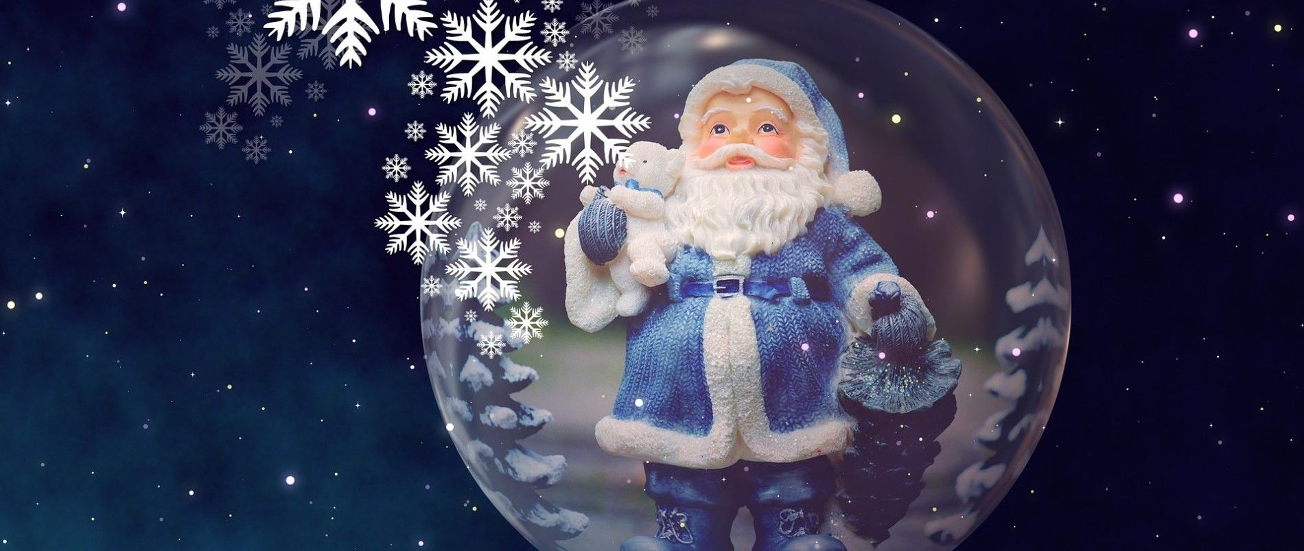 Weihnachtliche Schneekugel mit blau gekleidetem Santa Claus und Schneeflocken.